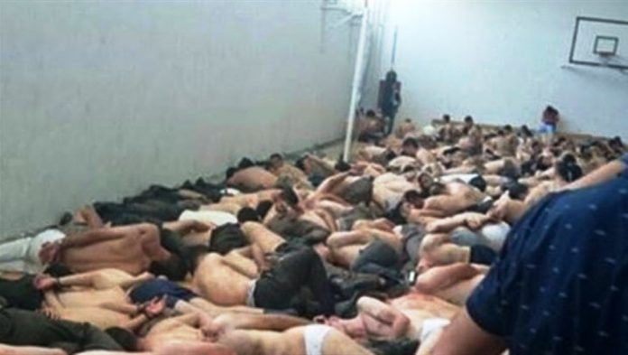 FOTO/ Tentuan grushtin e shtetit, shikoni si i poshtëron qeveria turke ushtarët