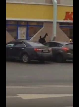 VIDEO HORROR NË MOSKË/ Gruaja mban në dorë kokën e prerë të një fëmijë dhe thërret “Allahu Ekber”