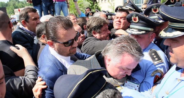 Muskujt e Aldo Bumçit, tmerri i “armikut”…