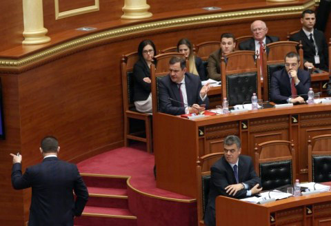 DOKUMENTI/ Në kulmin e konfliktit PS – Doshi, Beqaj favorizoi kompaninë farmaceutike të deputetit të përjashtuar