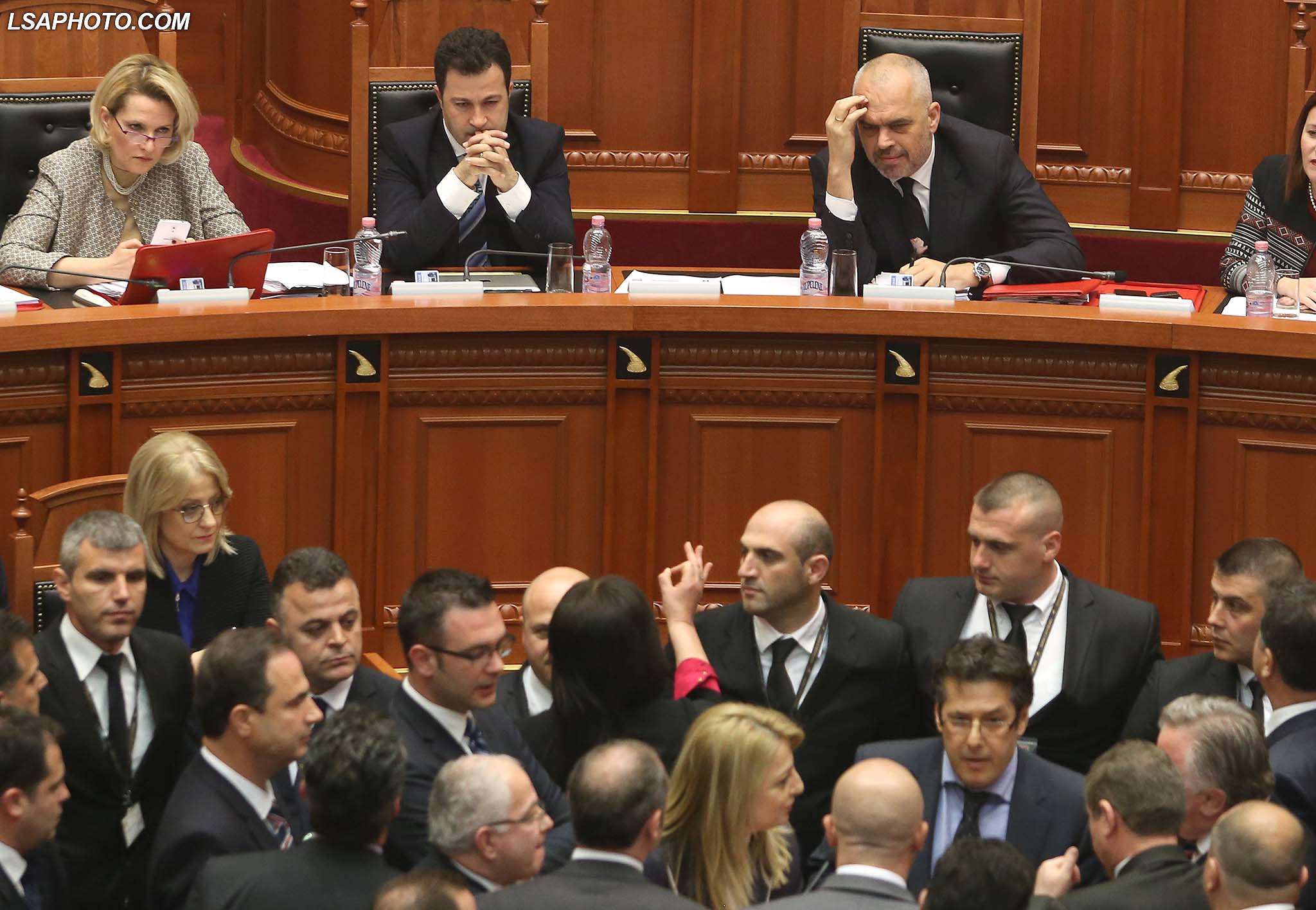 VIDEO/ Albina Deda qëlloi Ramën me letër: I dërgova mesazhin e mirditorëve