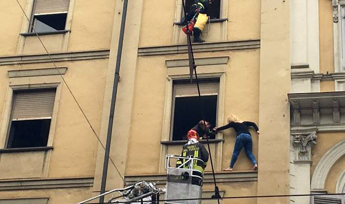 VIDEO/ Pamjet e shqiptares që tentoi vetëvrasjen në Itali, qëndroi 1 orë e varur në dritaren e hotelit