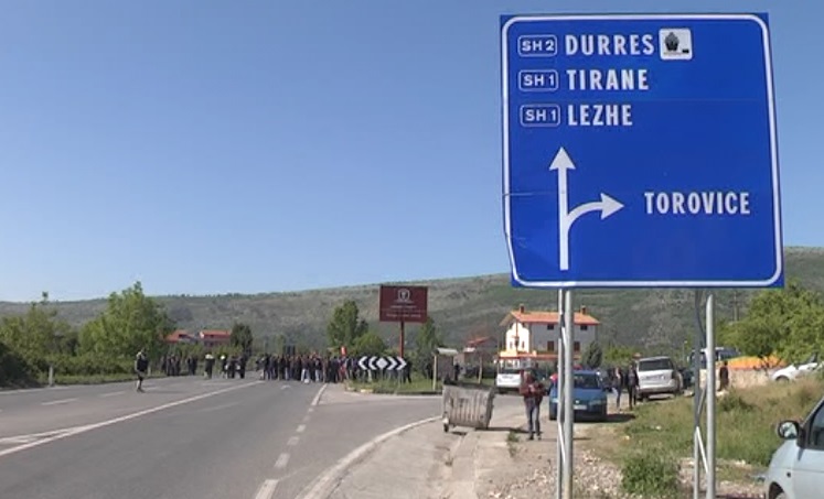 Banorët e Torovicës bllokojnë rrugën: Duam zgjidhje