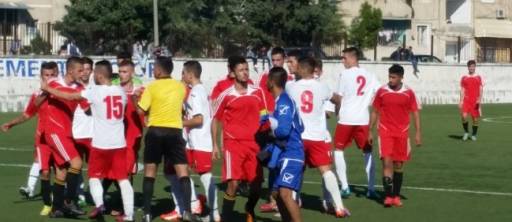 VIDEO/ Grushte në fushë, lojtarët godasin arbitrin – ndërpritet ndeshja e futbollit Tepelena – Domosdova