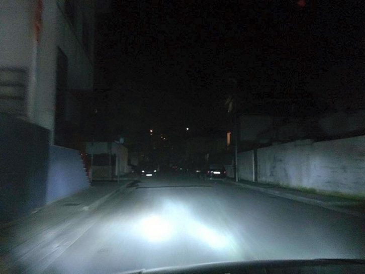 FOTO LAJM/ Qendra e Tiranës e superndriçuar dhe “rrugicat që kërkojnë dritë” të periferisë