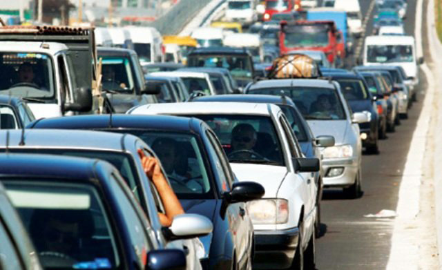 Sezoni i ri, pushuesit dynden drejt plazheve, rëndohet trafiku në Fier, Vlorë dhe Lezhë