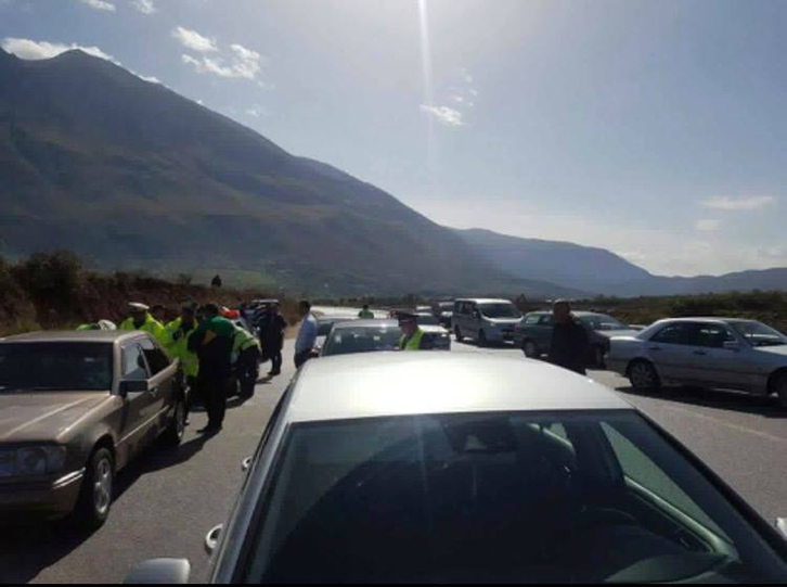 DENONCIMI/ Policia shqiptare plaçkit kosovarët