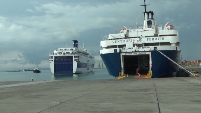 Përplasen dy tragete në Durrës