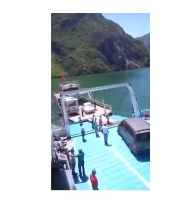 VIDEO/Trageti Alpin shpëton anijen e vogël në mes të Liqenit të Komanit