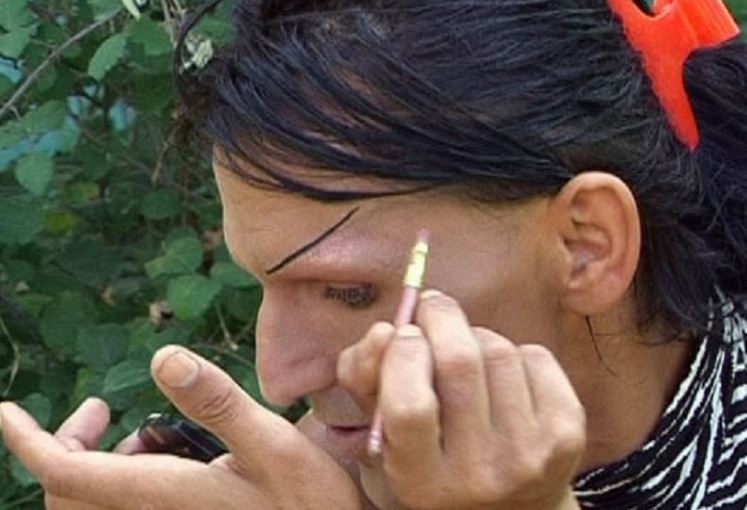 Transvestiti Anxhela tenton vetëvrasjen me pirun