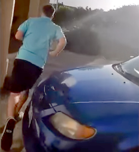 VIDEO/ Marinsi veteran kthehet për surprizë, por e gjen gruan duke e tradhtuar me shokun