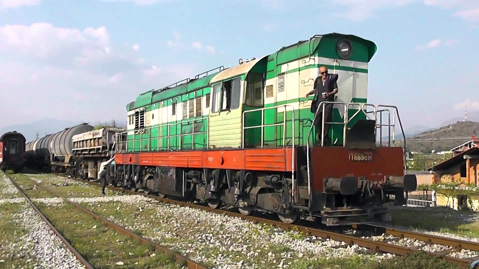 Edi Rama shpërblen dhe Valentina Leskajn, i jep të birit të saj hekurudhën e naftës