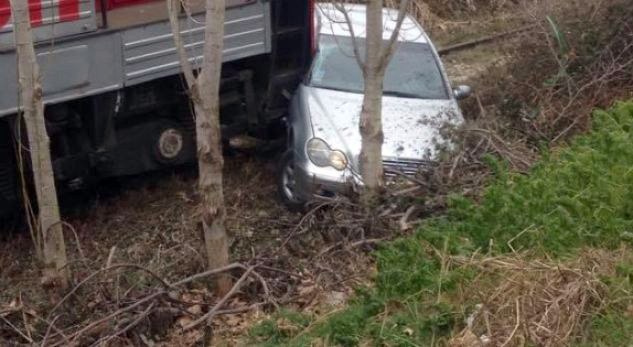 FOTO LAJM/ Treni merr përpara makinën në Domje