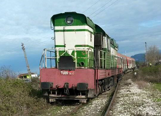 Del nga shinat treni i linjës Tiranë – Vlorë