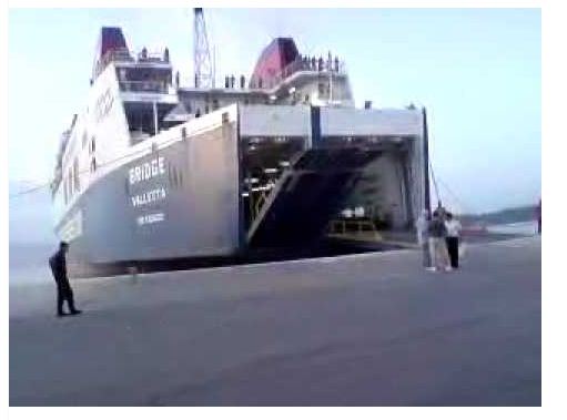 Trageti niset nga Durrësi, pëson defekt. Pasagjerët: Kemi tre ditë në det