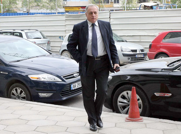 Tritan Shehu: Premtimet populiste të qeverisë po zëvendësohen me rritjen e taksave për qentë e shtëpisë