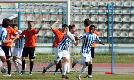 Tirana fiton 1-0 ndaj Laçit në dy minutat e fundit dhe ngjitet në vendin e dytë