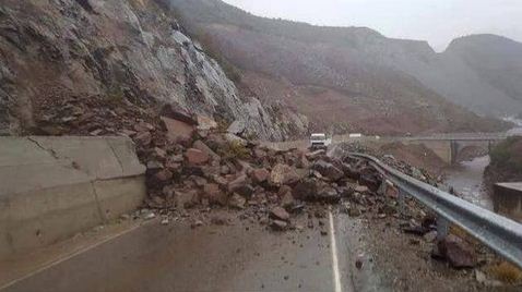 Gurët dhe dherat bllokojnë rrugën nacionale Has-Tropojë, asnjë ndërhyrje për zhbllokimin e saj