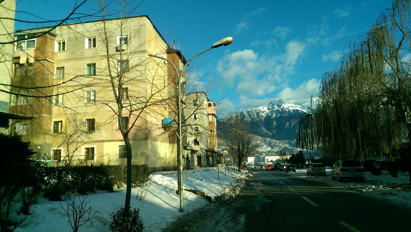 FOTOREPORTAZH/Qyteti i Bajram Currit në një mëngjes bore