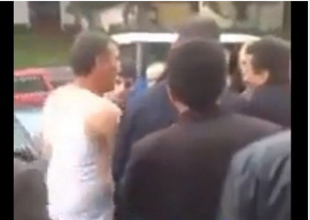 VIDEO/ I irrituar nga qeverisja, tropojani vërsulet për të rrahur ministrin Saimir Tahirin