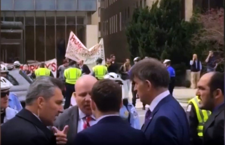 VIDEO/ Uashington, agjenti amerikan përplaset me truprojën e Erdogan: Kjo është Amerika!