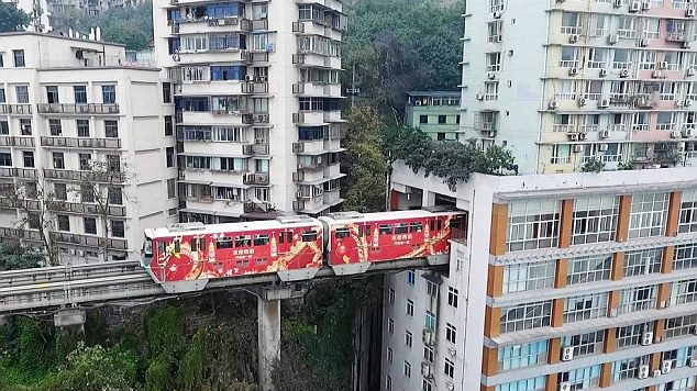 VIDEO & FOTO GALERI/ Treni që kalon në mes të ndërtesës 19-katëshe