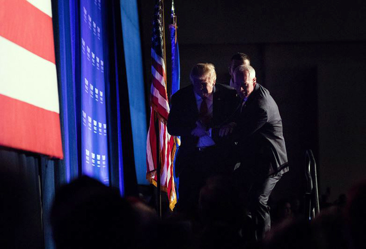 VIDEO/ SHBA, shërbimi sekret nxjerr me shpejtësi Trump nga salla