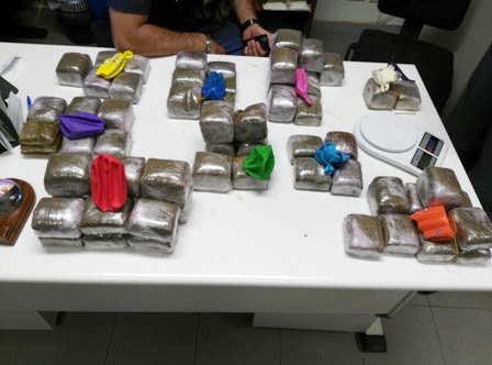 Itali, 60 tollumbace me 15 kg marijuanë notojnë në det, dyshohet se vinin nga Shqipëria