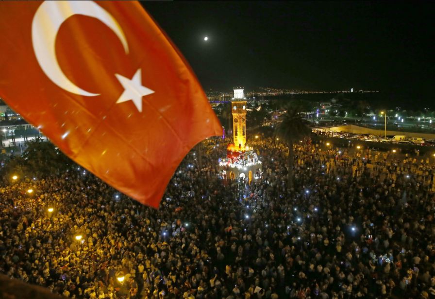 LAJM I FUNDIT/ Grushti i Shtetit në Turqi; shkarkohen 2700 gjyqtarë