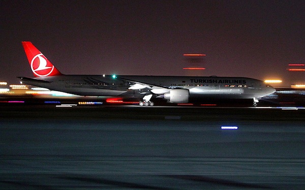 Dy alarme terroriste, avioni i Turkish Airlines ndalet në mes të rrugës, zbrazet aeroporti i Londrës