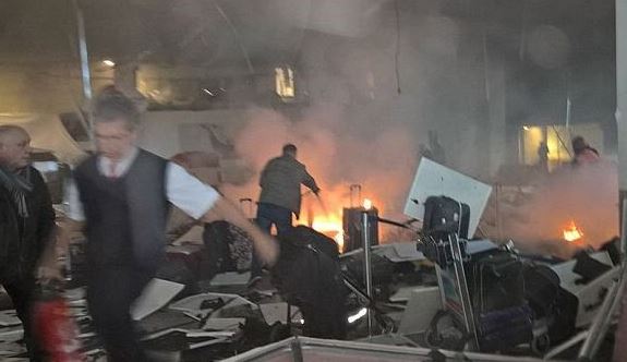 Stamboll, dy shpërthime dhe të shtëna me armë në aeroportin “Ataturk”