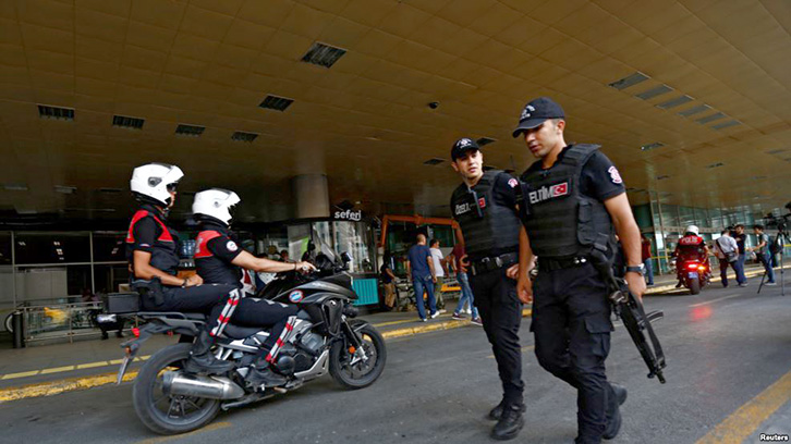 Identifikohen sulmuesit në aeroportin e Stambollit