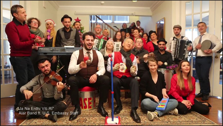 VIDEO/ Ambasada amerikane uron Vitin e Ri me një këngë të njohur në shqip