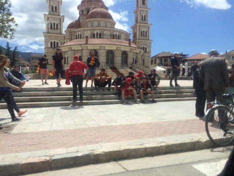 FOTO/ Skënderbeu – Partizani, përleshen tifozët
