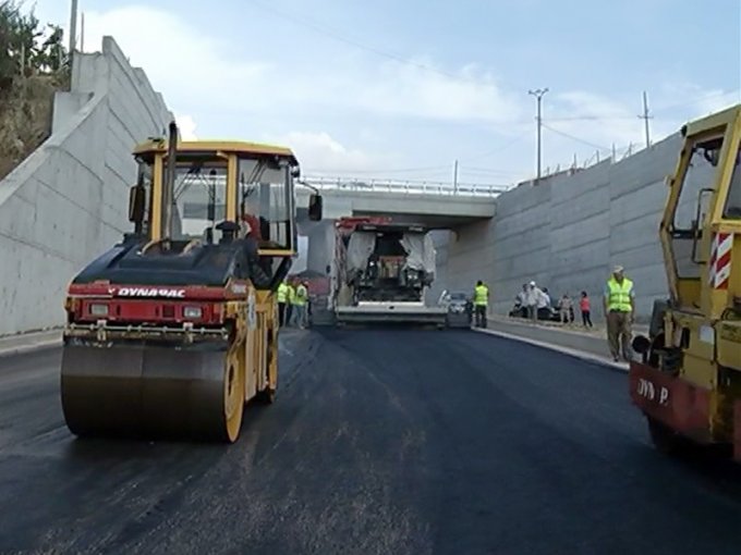 FOTO/ Shkurtohet me 12% buxheti për rrugët, rrezikohen pagesat për kompanitë kontraktore