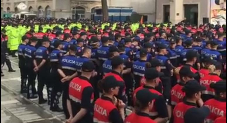 VIDEO/ Përfundon “ngjizja” 9-mujore, më në fund Policia me uniforma të reja