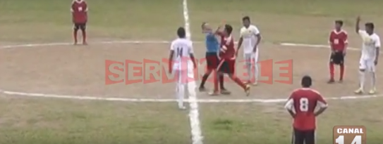 VIDEO/ Arbitri i nxjerr karton të kuq, futbollisti e masakron me grushte