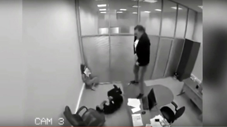 VIDEO/ Fitoi lotarinë, nga gëzimi hakmerret ndaj shefit të tij