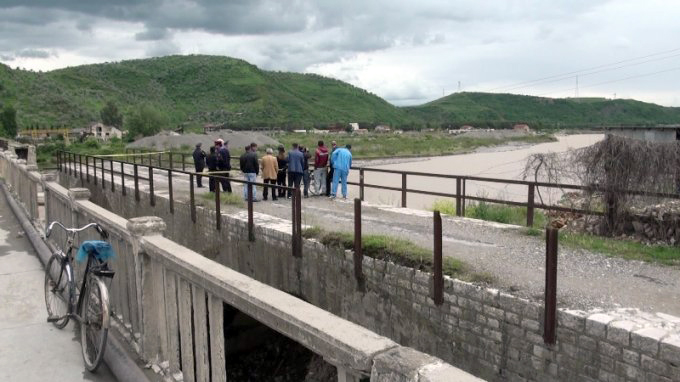 Elbasan, identifikohet peshkatari që ra nga ura dhe u mbyt në Shkumbin