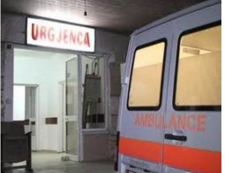 Babai me dy djemtë “bëjnë për në spital” personelin mjekësor dhe policët