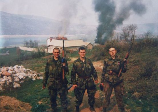 DËSHMIA TRONDITËSE/Ushtarët serbë, seks me zor me burrat në Prishtinë