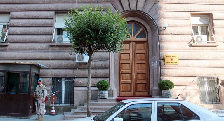 Ushtria merr institucionet, policia qendrat e votimit