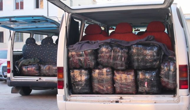 Tiranë, tregëtarja dhe doganieri arrestohen për korrupsion dhe kontrabandë konfeksionesh dhe flori