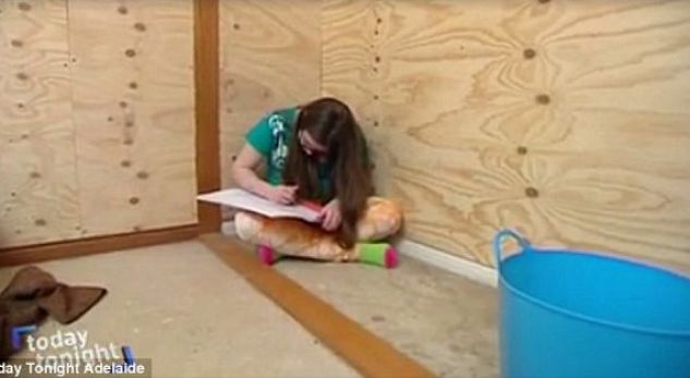 Prej kohësh nëna mban të izoluar vajzën në një dhomë, qëllimi i saj është i mirë