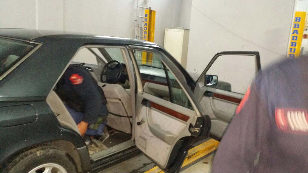 Qeni i drogës kap dy shishe vaj hashashi në benzin e Kostandinit