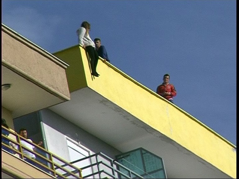 EMRI/ Një grua po tenton të hidhet nga një pallat në Tiranë