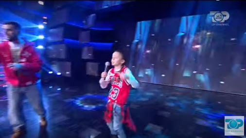 VIDEO/Vajza e dr.Florit këndon këngën e babait