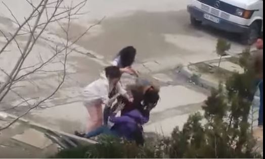 VIDEO/Sherr i egër vajzash në Fier