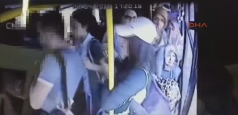 VIDEO/ Ngacmoi një vajzë në autobus, por shikojeni çfarë i punojnë gratë e tjera këtij 34-vjeçari