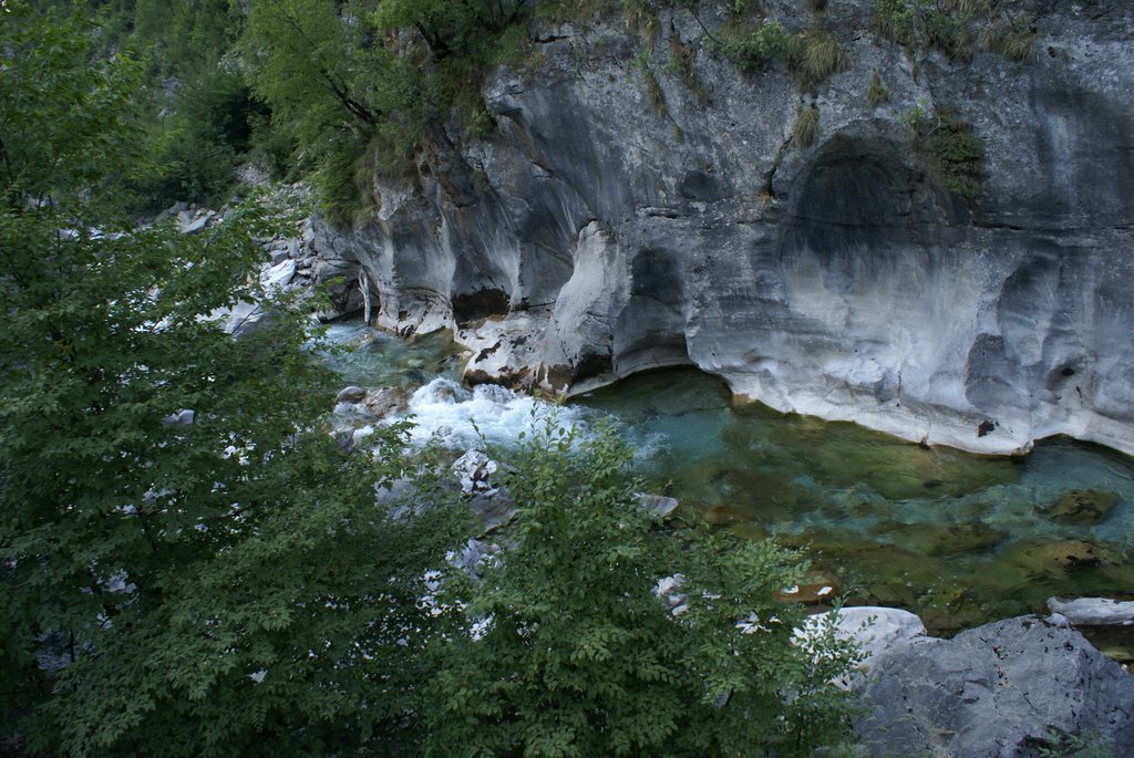 Tropojë, i rrëshqet këmba, bie dhe vdes nga lartësia 80 m turistja australiane